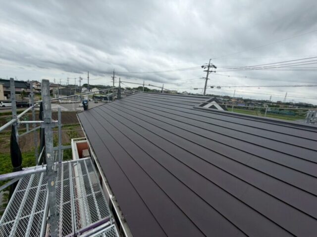 名古屋市にてカバー工法〈築25年屋根修理・シルキーG２〉 施工後