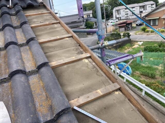 安城市にて雨漏り修理〈モニエル瓦屋根のケラバ水切り新設・谷板金交換〉 施工前