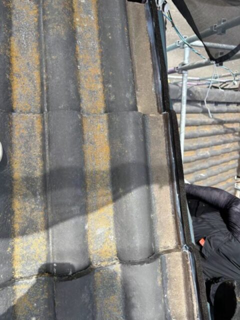 安城市にて雨漏り修理〈モニエル瓦屋根のケラバ水切り新設・谷板金交換〉 施工後