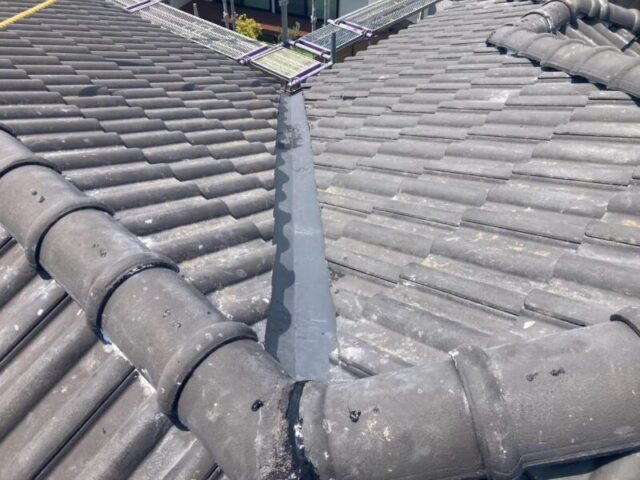 安城市にて雨漏り修理〈モニエル瓦屋根のケラバ水切り新設・谷板金交換〉 施工後