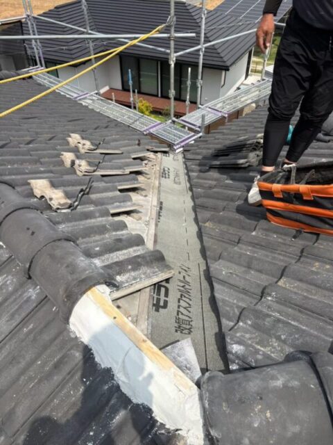 安城市にて雨漏り修理〈モニエル瓦屋根のケラバ水切り新設・谷板金交換〉 施工前