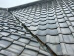屋根からの雨漏りを防ぐ「谷板金」の点検ポイントとは？
