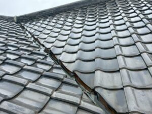 屋根からの雨漏りを防ぐ「谷板金」の点検ポイントとは？
